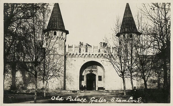 The Gate of Salutation, entrance to the Second courtyard of Topkapi Palace, Topkapi Saray, Istanbul, Turkey. Date: 1922