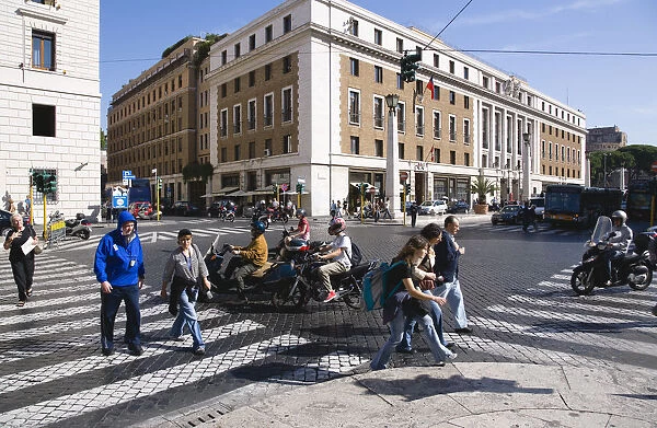 20092193. ITALY Rome Lazio Pedestrian crossing with people