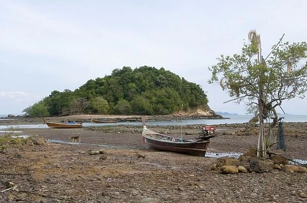 Thailand, Ko Lanta, Sang Kha Ou, boats at low tide