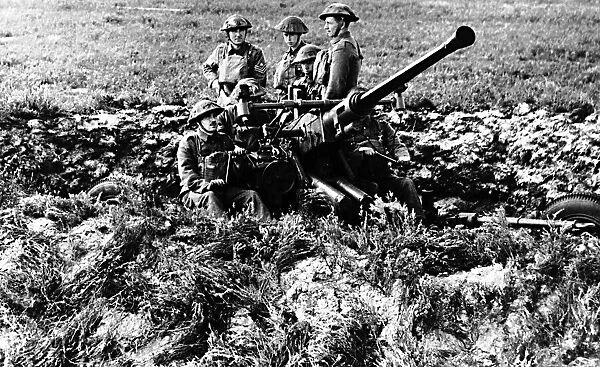 MSI WW2 October 1940 An Anti-Aircraft Gun Crew on Duty