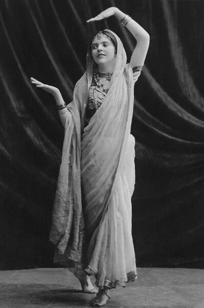 Roshanara performs in a scene from the play Kisenet. Circa 1912