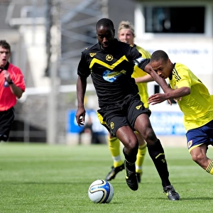 Bristol Citys Bobby Reid attempts to race pass the Torquay defence