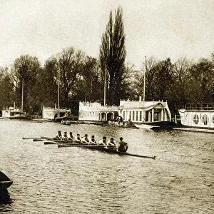 Oxford Eight practising on the River Thames with Houseboats
