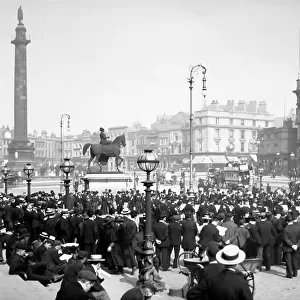 Wellington's Column and Statue of Queen Victoria, Liverpool
