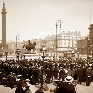Wellington's Column and Statue of Queen Victoria, Liverpool