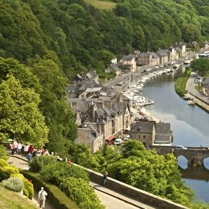 Boats and houses along the Banks of the River Rance, with the Old Stone bridge, Dinan, Cotes d Armor, Brittany, France, Europe