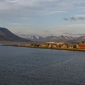 Longyearbyen at sunset, Spitsbergen, Svalbard, Arctic, Norway, Scandinavia, Europe