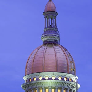 USA, New Jersey, Trenton, dome of the New Jersey State Capitol, dusk