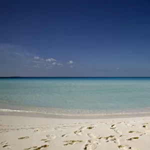 Cuba, Isla de Juventude, Caya Largo, Playa Serena, looking out to sea with footprints in