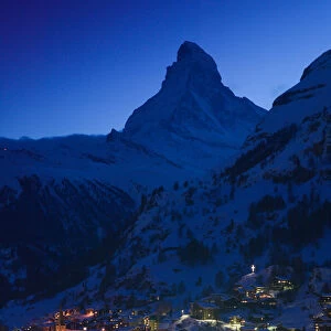 SWITZERLAND-Wallis / Valais-ZERMATT: View of ZERMATT & Matterhorn / Evening / Winter
