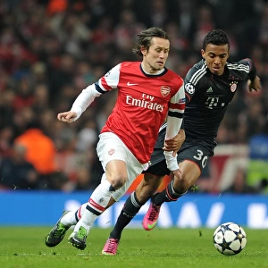 Arsenal's Tomas Rosicky Outmaneuvers Bayern Munchen's Luiz Gustavo in Champions League Clash
