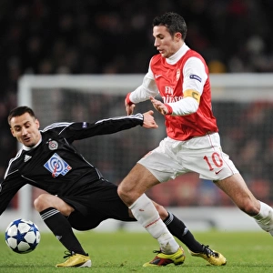 Robin van Persie (Arsenal) Aleksandar Davidov (Partizan). Arsenal 3: 1 Partizan Belgrade