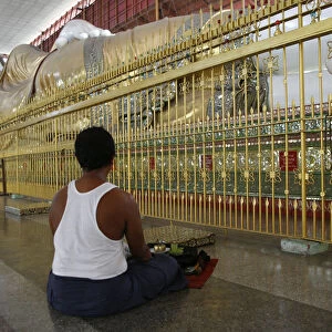 Man praying in Chauzkhtakyi pagoda