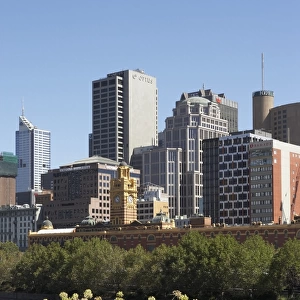 Australia, Victoria, Melbourne city skyline and Flinders Station
