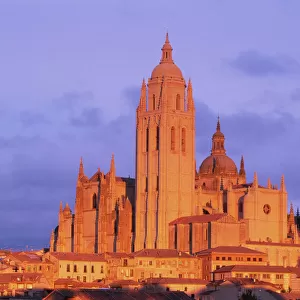 Spain, Castilla-Leon, Segovia, Cathedral, dusk