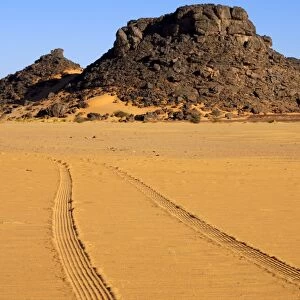 Tyre tracks in the desert sand, Sahara, Libya, North Africa, Africa