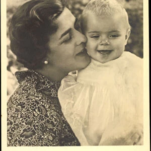 Photo Ak Hereditary Princess Margarete of Hohenlohe Langenburg with her child (b / w photo)