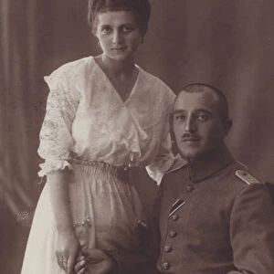 Portrait of a soldier and his wife (b / w photo)
