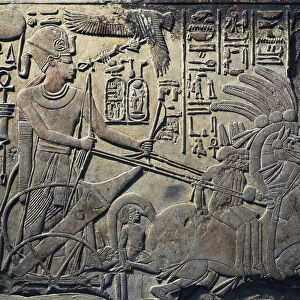 Stele d Amenhotep III montrant le pharaon conduisant un char. 1391 -1353 av JC
