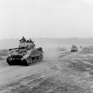 Tanks on the move to VIRE over the tank runs, c. 1945 (b / w photo)