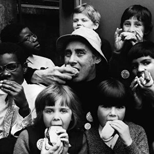 Spike Milligan actor with children eating hotdogs - June 1972