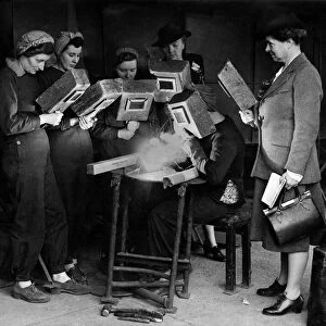 Women learning to weld. September 1942 P009188