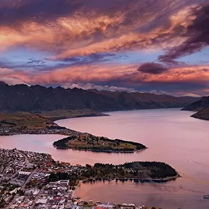 Queenstown cityscape with Wakatipu lake and Remarkables Mountains at sunset, New Zealand